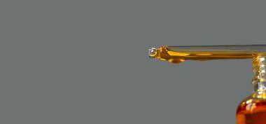 Şişeyi kozmetik sıvıyla kapat 