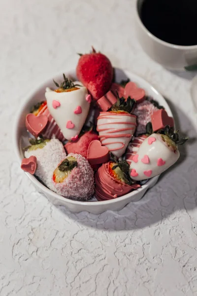 Läckra Söta Chokladtäckta Jordgubbar Och Godis — Stockfoto