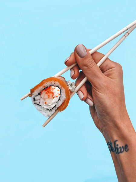 Hand Holding Sushi Roll Bamboo Chopsticks — Stock Photo, Image