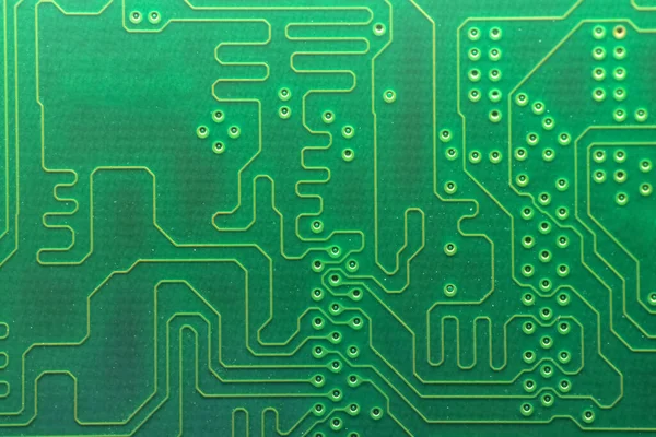 ほこりのある使用済み印刷緑の電子回路基板の閉鎖 — ストック写真