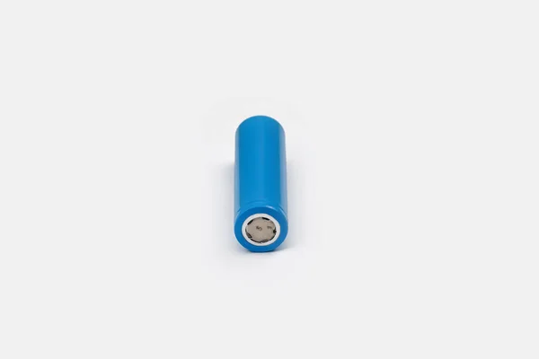 白底圆柱形电池 一小包电池的蓄电池 — 图库照片