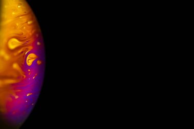 Soyut çok renkli psikedelik gezegen. Karanlık arka plandaki yabancı bir gezegen gibi yakın plan sabun köpüğü.