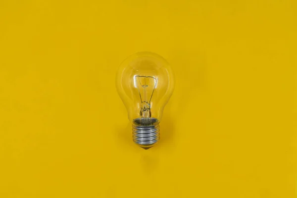 Glühbirne Auf Gelbem Papier Hintergrund — Stockfoto