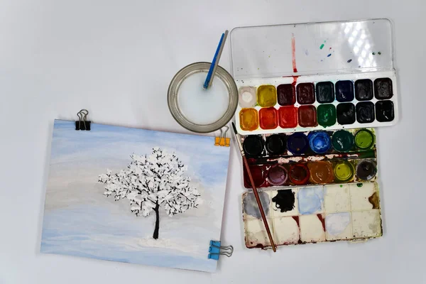 Rysunek Drzewa Pokrytego Puszystym Śniegiem Farbami Akwarelowymi Białym Tle — Zdjęcie stockowe
