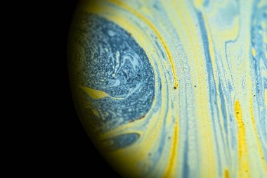 Evrendeki çok renkli psikedelik soyut gezegen. Karanlık arka plandaki yabancı bir gezegen gibi yakın plan sabun köpüğü.