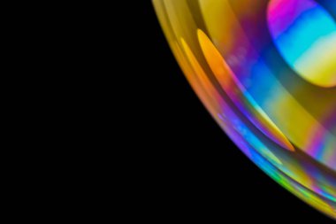 Soyut çok renkli psikedelik arkaplan. Yakın plan sabun köpüğü gibi koyu arkaplanda lensten yansıma