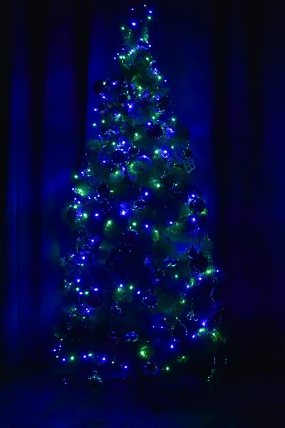 Ozdobiona Choinka Ciemności Świecące Zielone Niebieskie Światła — Zdjęcie stockowe