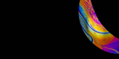 Sabun yakın plan çekilir. Evrenin karanlığında atmosferi olan soğuk renkli yabancı bir gezegen.