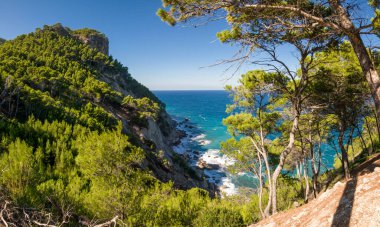 Yürürken sarp kayalıklardaki dalgaların sesini çok yumuşak bir şekilde duyabilirsiniz. Gündüz yolculuğuna devam et..