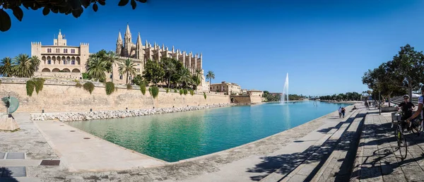 Symbol Mallorca Cathedral Palma Mallorca Front Large Pond Fountain — Stockfoto