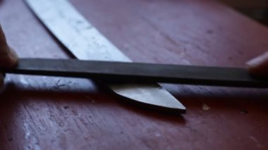 Katana rasp işlemi. Sert parlatma bıçağı yüzeyi