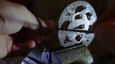 Tsuba rasp işlemi. İçindeki sert metal oyukları parlatıyor..