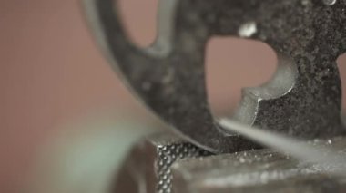 Tsuba rasp işlemi. İçindeki sert metal oyukları parlatıyor..