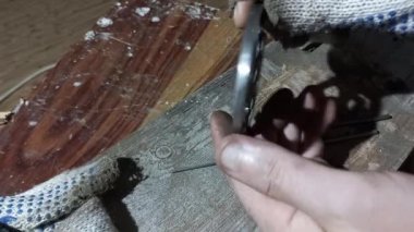 Tsuba rasp işlemi. İçindeki sert metal oyukları parlatıyor..