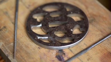 Tsuba rasp işlemi. İçindeki sert metal oyukları parlatıyor..