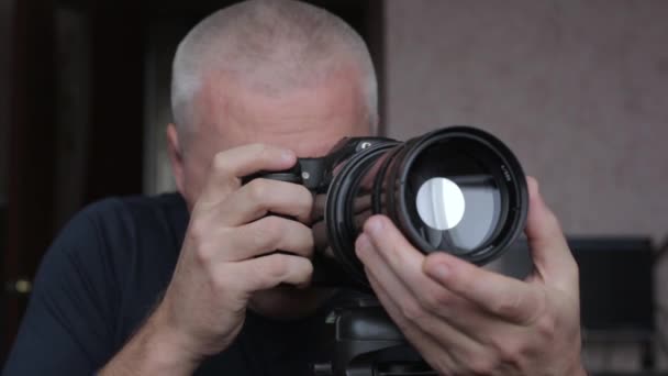 Fotografe Nemen Een Focus Voorbij Object Met Lange Focus Lens — Stockvideo