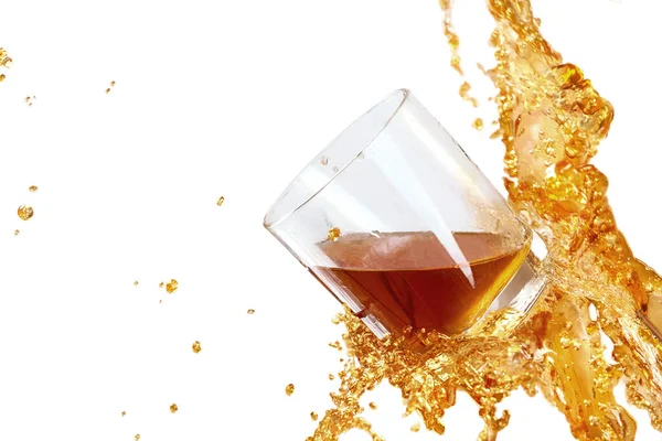 Drink Tropfen Whisky Glas Auf Weißem Hintergrund — Stockfoto