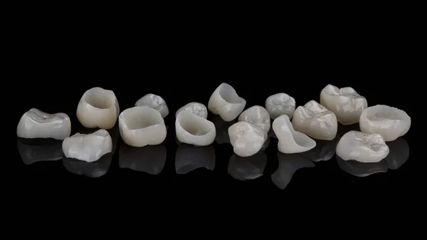 Εξαιρετική Σύνθεση Από Κεραμικές Οδοντιατρικές Κορώνες Αφαιρούμενο Μαύρο Γυαλί — Φωτογραφία Αρχείου