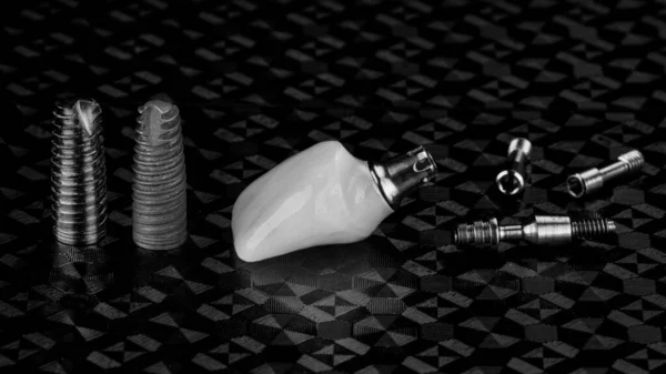 Демо Имплантат Настоящий Зубной Имплантат Керамической Корономой Фото Черно Белом — стоковое фото