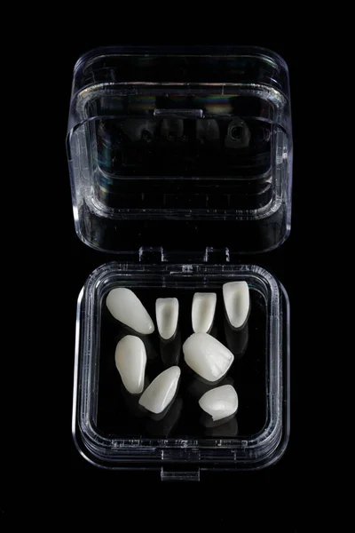 黒の背景に保護ケースの中央カッター用セラミック歯科用ビニロン — ストック写真
