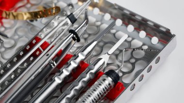 Özel bir metal kasette yüksek dayanıklı çelikten yapılmış cerrahi aletler.