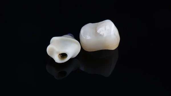 黒の背景で撮影された現代の歯科における歯科用セラミッククラウンとゼロンアバットメント — ストック写真