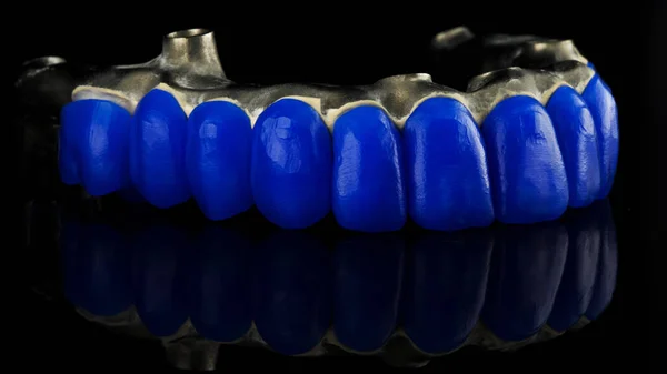 Titanstrahl Mit Aufwachsung Blauer Zähne Auf Schwarzem Hintergrund Mit Reflexion — Stockfoto