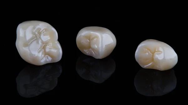 Trzy Korony Dentystyczne Żucia Zębów Wykonane Czarnym Tle Odbiciem — Zdjęcie stockowe