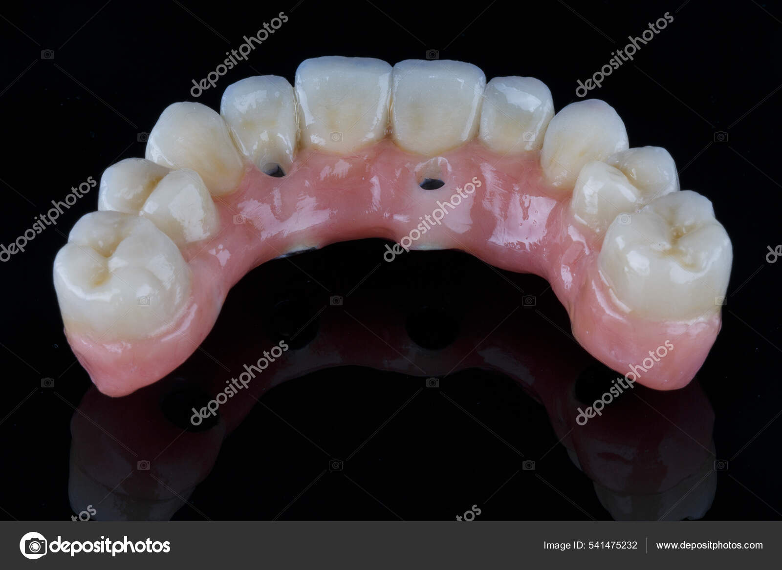 Prothèse De Mâchoire Inférieure Dentaire Avec Gomme Rose Sur Fond