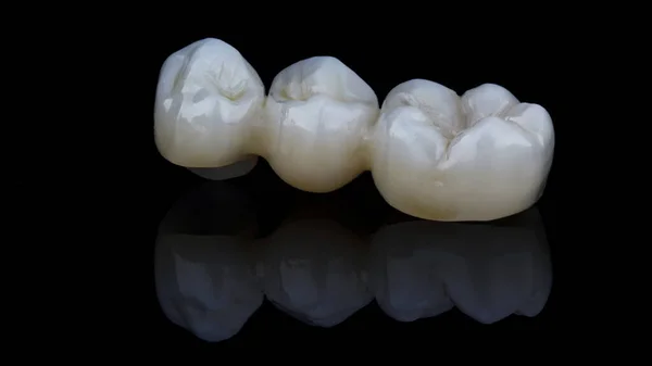 Korony Dentystyczne Cyrkonu Czarnym Szkle Odbiciem — Zdjęcie stockowe