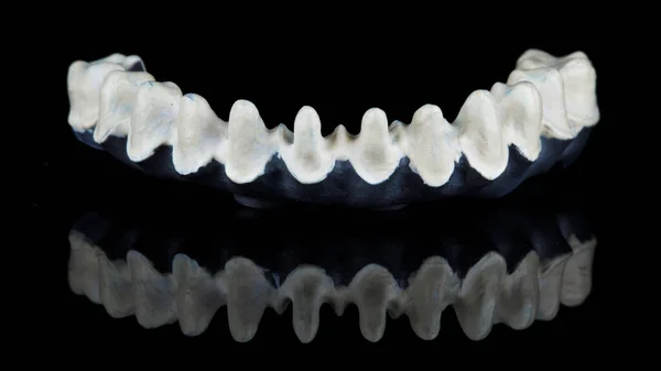 Композиция Титановый Зубной Бар Нанесенным Материалом Черное Стекло Отражением — стоковое фото