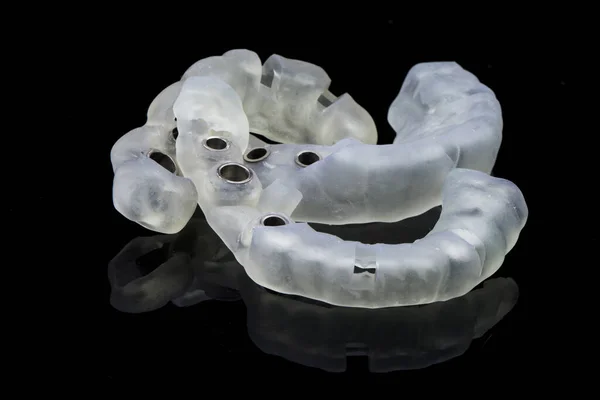 Interesante Composición Tres Plantillas Dentales Quirúrgicas Sobre Vidrio Negro Con —  Fotos de Stock