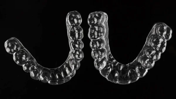 歯科用の2人のマウスガード黒い背景の上からの眺め — ストック写真