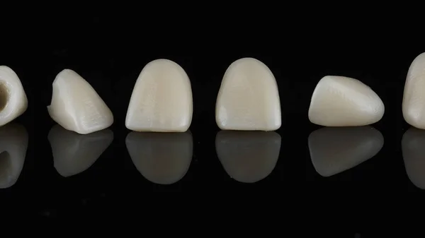 Macro Foto Coronas Grafeno Dental Disparo Vidrio Negro Con Reflejo — Foto de Stock