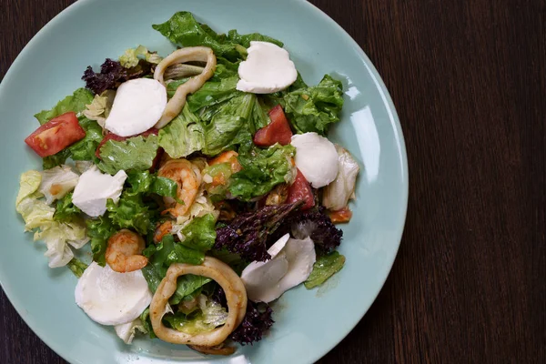 Salade Aux Crevettes Calmars Légumes Prise Dessus Avec Espace Vide — Photo