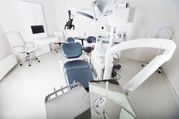 Tandläkarutrustning Tandläkarens Kontor Intressant Vinkel Och Reflektion — Stockfoto