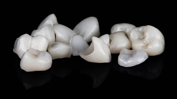 Conjunto Diferentes Carillas Dentales Una Manera Caótica Sobre Vidrio Negro —  Fotos de Stock