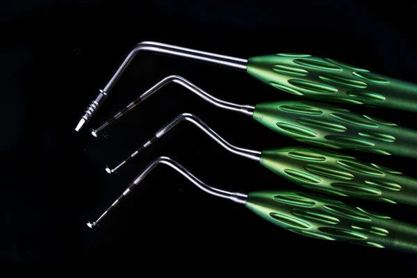 Красиві Стоматологічні Інструменти Зеленими Ручками Чорному Тлі — стокове фото