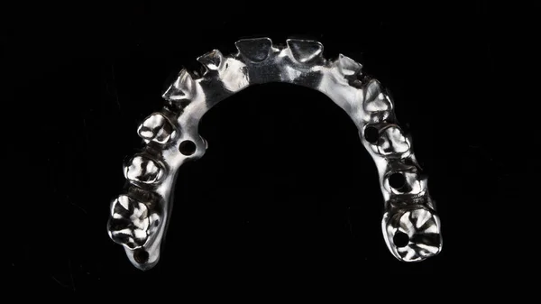 Minimalism Foto Titan Dentalstråle Övre Käken Protes Svart Bakgrund Ovanifrån — Stockfoto
