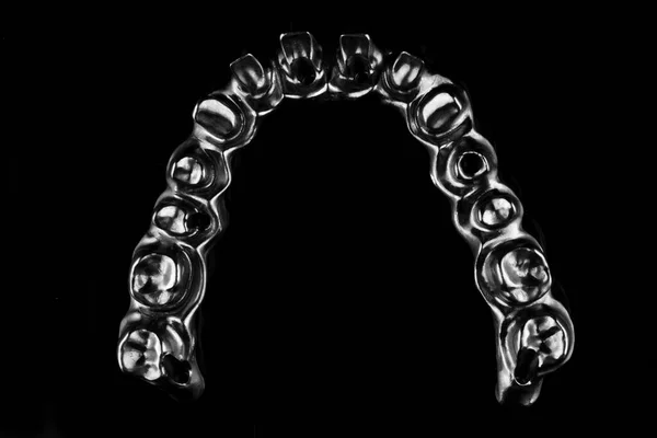 Titanyum Diş Kalıbının Mükemmel Makro Fotoğrafı Siyah Arkaplanda Üst Görünüm — Stok fotoğraf