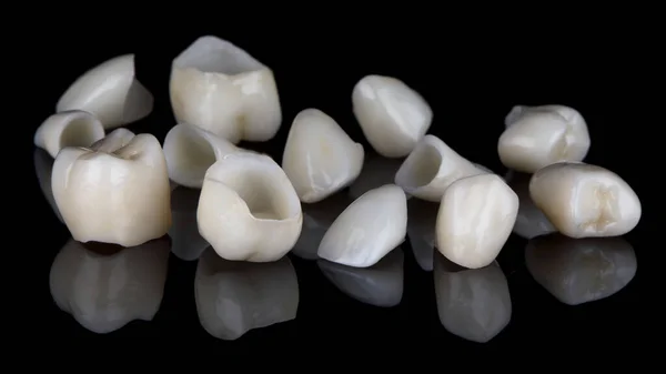 Hochwertige Zahnkronen Für Die Totalprothetik Des Patienten Auf Schwarzem Hintergrund — Stockfoto