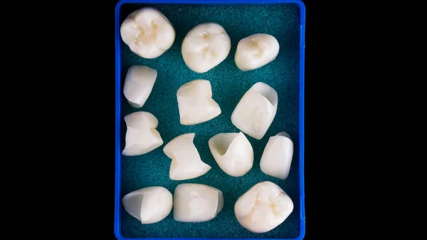 特別な保護箱の中にセラミック製の歯冠のセット — ストック写真