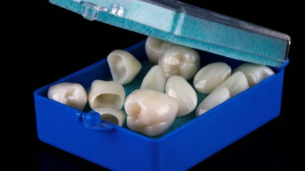 黒の背景に歯冠を運ぶための特別なケース — ストック写真