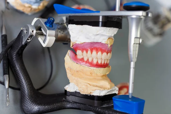 Eklem Makinesindeki Gelecekteki Protezleri Cilala — Stok fotoğraf