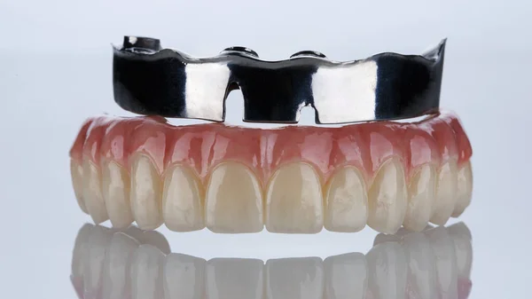 Beyaz Arka Planda Mükemmel Bileşim Dişçi Titanyum Işın — Stok fotoğraf