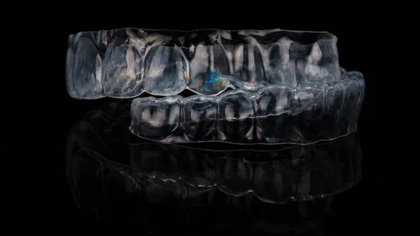 Зубные Колпачки Верхней Нижней Челюсти Черном Фоне Творческим Отражением — стоковое фото
