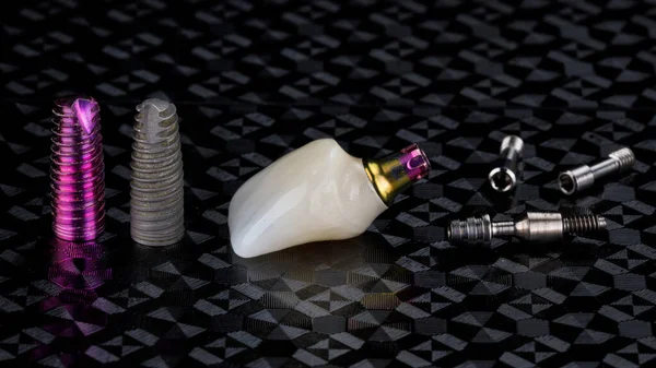 Bela Composição Implantes Dentários Coroas Acessórios Fundo Preto Texturizado — Fotografia de Stock