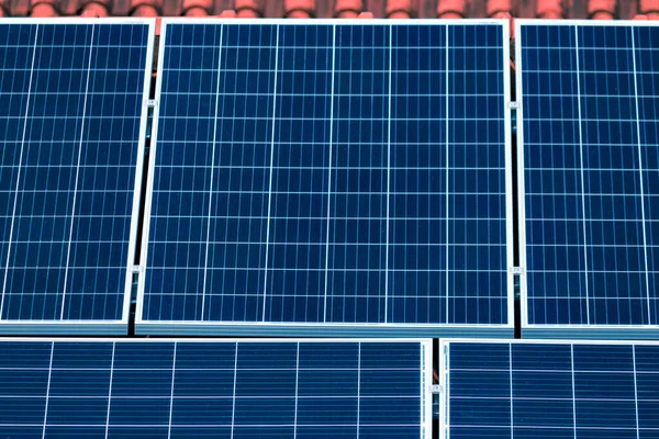 Kırmızı Çatıdaki Güneş Panellerine Odaklan Fotovoltaik Güneş Enerjisi Yakınlaştırma Kurulumu — Stok fotoğraf