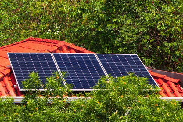 Panele Słoneczne Czerwonym Dachu Domu Słoneczny Pochmurny Dzień Instalacja Fotowoltaicznej — Zdjęcie stockowe