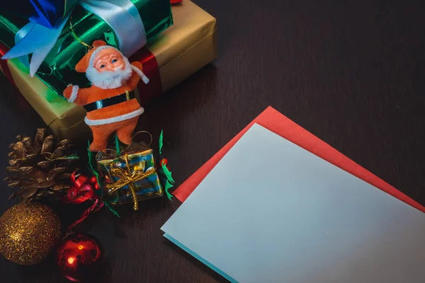 Santa Claus Sobre Fondo Borroso Navidad Tarjeta Blanco Para Texto —  Fotos de Stock